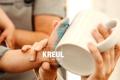 Fussabdruck mit MUCKI Porzellan-Fingerfarbe auf Tasse
