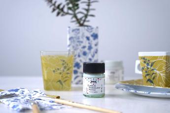 KREUL Glass & Porcelain Potch im Glas neben Tasse und Vase, die mit Serviettentechnik beklebt wurden