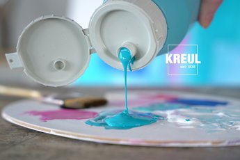 Acrylfarbe KREUL Triton Acrylic Liquid in Kobalttürkis wird aus Flasche ausgegossen 