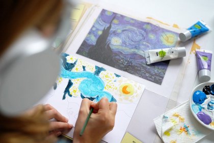 Kind hört Mal-Anleitung zum Bild Malen für Sternennacht