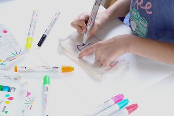 Kind bemalt Federmaeppchen mit KREUL Textil Marker
