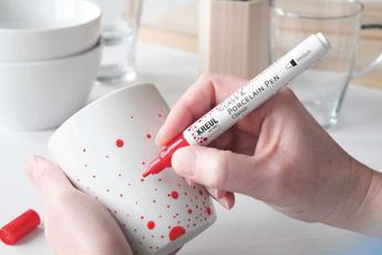 5 Fragen häufig Porzellan Stift Marker KREUL Tutorial Anleitung Keramik Glas bemalen Antworten Hersteller Weisse Tasse wird mit KREUL Porzellanstift rot angemalt