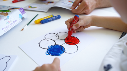 Kinder Lern Box Farben malen Vorschule Geschenk ab 4 Jahre Junge Mädchen kreativ Kinderhände malen mit Stift einen Farbkreis