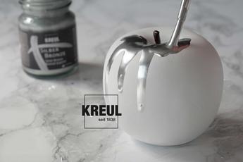 KREUL Flüssigbronze Silber Gold Fragen Antworten FAQ Tutorial KREUL Flüssigbronze in Silber verläuft auf einem Dekorations-Apfel