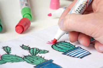 Tuch bemalen mit KREUL Textil Marker