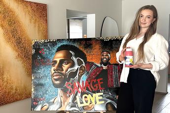 Künstler Vorstellung Hannah Söltzer KREUL Farben Künstlerin Hannah Söltzer neben ihrem Kunstwerk