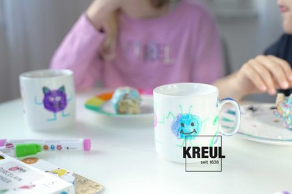 Kinder mit bemalter Tasse und Stiften von KREUL