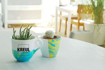 Übertopf marmorieren aus alter Tasse für Zimmerpflanzen Blumen KREUL Magic Marble Farben DIY Idee Frühling Upcycling Idee für Pflanzen mit KREUL Magic Marble