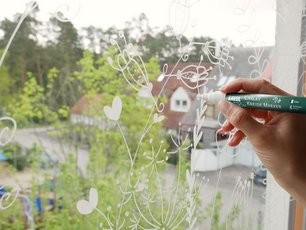 [Translate to English:] KREUL Chalky Kreidemarker Set Fenster Deko DIY Blume Blätter Ranken Kreide Kunst chalkart