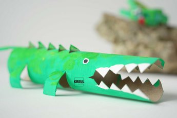 grün angemaltes Krokodil aus einer Papprolle gebastelt