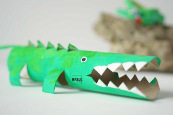 MUCKI Bastelfarbe Kinder Basteltipp Klorolle Krokodil basteln Kindergarten Geburtstag Ferien Beschäftigung grün angemaltes Krokodil aus einer Papprolle gebastelt