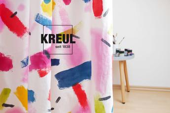 KREUL Javana Stoff und Seidenmalfarben Guide Farbenkunde Anwendung Tipp richtige Farbe finden Vorhang mit KREUL Stoffmalfarben bemalt